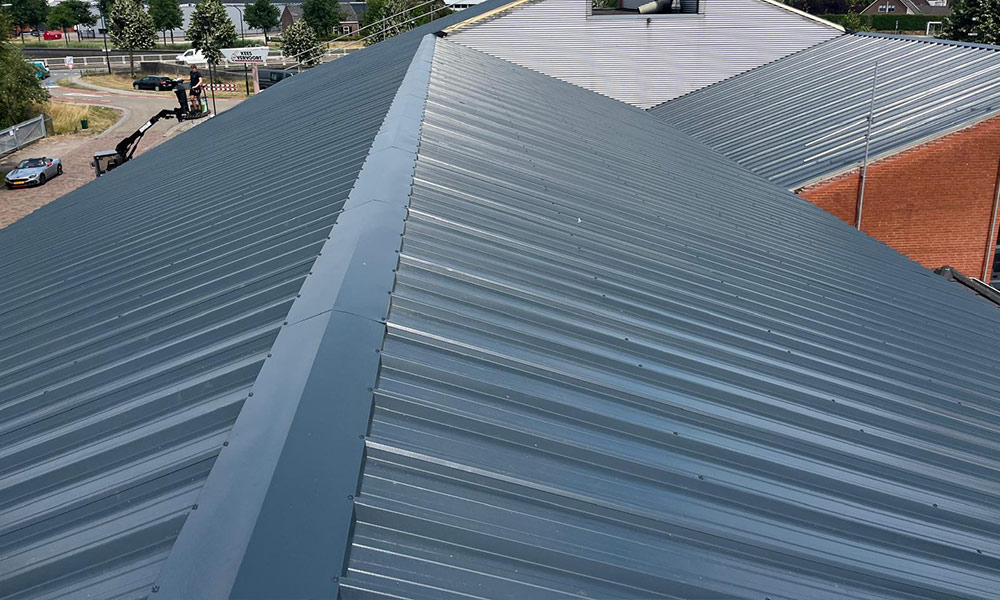 Nieuw dak op bedrijfspand